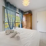 Edenia, Ac,balcony Swimming Pool, Wi-fi & Parking شقة *